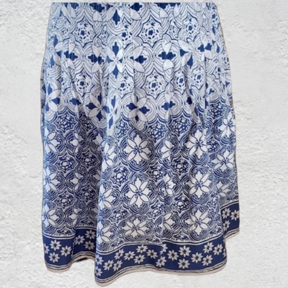 New York and Company Cool Summer Blue White Floral Skirt SIZE 4 - Picture 2 of 5